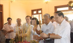 Dâng hương tưởng niệm 14 năm Ngày mất Thủ tướng Võ Văn Kiệt