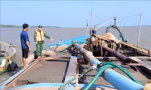 Liên tiếp phát hiện 3 tàu chở cát không rõ nguồn gốc 