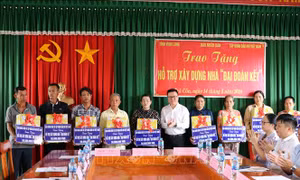 Hỗ trợ xây nhà 'Đại đoàn kết' cho các gia đình có hoàn cảnh khó khăn tại Vĩnh Long