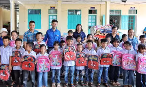 Đoàn cơ quan TTXVN tặng đồ dùng học tập giúp học sinh Bắc Giang tiếp bước đến trường
