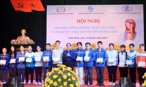 Trao học bổng Hoàng Ngân cho học sinh nghèo học giỏi