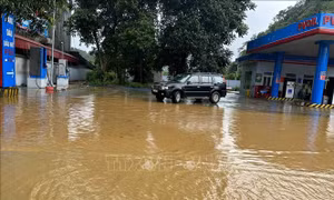Mưa lớn gây ngập cục bộ nhiều tuyến phố ở Lào Cai 