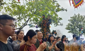 Đi lễ đầu Xuân: Gìn giữ nét văn hóa tâm linh của người Hà Nội