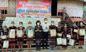 Thăm, tặng quà đồng bào dân tộc thiểu số ở Đà Nẵng