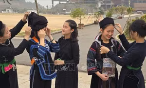 Nhiều cách làm hay trong giữ gìn, bảo tồn trang phục, lễ hội tại Lào Cai 