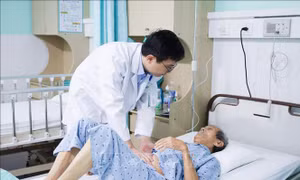 Phẫu thuật laser bóc khối u lớn tuyến tiền liệt cho cụ ông 95 tuổi