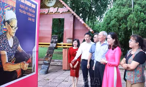 Khắc họa rõ nét bản sắc văn hóa dân tộc trong triển lãm tranh cổ động 