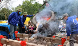 Lễ đúc chuông chùa Côn Sơn