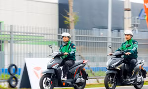 Grab Việt Nam hỗ trợ đối tác tài xế xe xăng và xe điện tuần thứ 6 liên tiếp