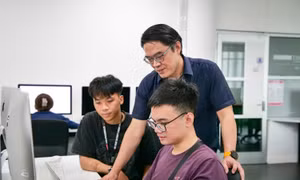 Sinh viên thực hành tấn công mạng và phòng thủ hệ thống ngay trên lớp học