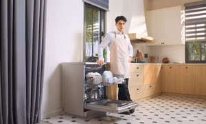 Huy Trần chăm sóc tổ ấm bằng thiết bị thông minh