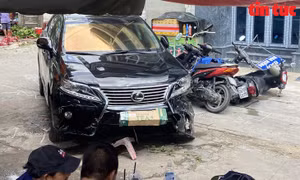 Ô tô Lexus lạc tay lái, húc đổ 8 xe máy của quán cơm ven đường
