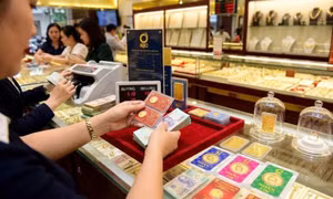 Vàng SJC và nhẫn trơn đồng loạt lao dốc, thị trường ngóng chờ ‘van’ nhập khẩu