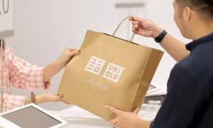 UNIQLO dừng túi giấy miễn phí từ 13/4, thúc đẩy sống xanh
