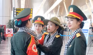 Xúc động hình ảnh tiễn quân nhân rời TP Hồ Chí Minh về đơn vị sau Đại lễ A50