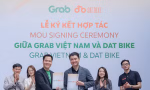Grab Việt Nam và Dat Bike hợp tác hỗ trợ tài xế công nghệ chuyển đổi xanh