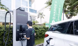 Grab ra mắt tiện ích sạc xe điện cho tài xế