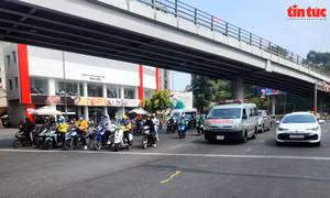 Vượt đèn đỏ để nhường xe ưu tiên có bị phạt?