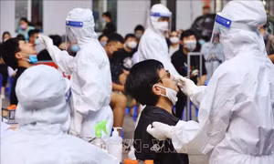 TP Hồ Chí Minh cần khoảng 7.000 nhân viên y tế bổ sung hỗ trợ điều trị COVID-19