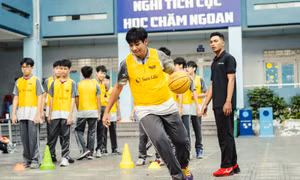 Sun Life thúc đẩy vận động học đường bằng bóng rổ