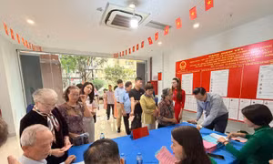 Cử tri phường Phước Long gửi gắm niềm tin qua lá phiếu trong ngày hội lớn