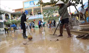Quảng Bình huy động mọi lực lượng giúp dân dọn dẹp vệ sinh sau lũ lụt