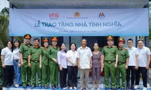 Bộ Công an phối hợp với Quỹ Kiến tạo ước mơ trao tặng 10 căn nhà ở xã hội tại An Giang