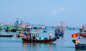 Thu gom 30 tấn rác thải trong chiến dịch làm sạch bãi biển Vịnh Nghi Sơn