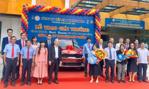Hai khách hàng trúng ô tô và xe máy nhờ bật nắp lon Yến sào Khánh Hòa