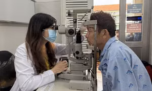 Xem đốt pháo, người đàn ông mù hai mắt vì mảnh vỡ bắn trúng