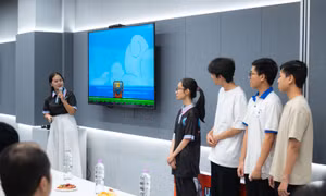 Sinh viên công nghệ học và làm game như đi làm thật
