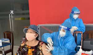 TP Hồ Chí Minh rút ngắn thời gian tiêm mũi 3 vaccine phòng COVID-19