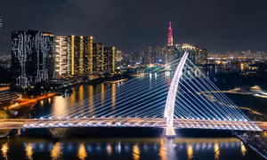 TP Hồ Chí Minh: Cầu Ba Son được chiếu sáng mỹ thuật rực rỡ trong dịp Đại lễ 30/4