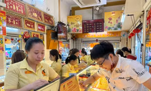 Giá vàng tuần qua lao dốc mạnh, người mua lỗ ngay 6,3 triệu đồng/lượng