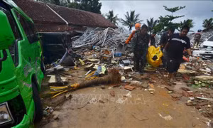 Công tác cứu hộ thảm họa sóng thần ở Indonesia gặp nhiều khó khăn