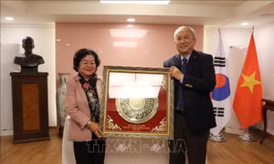 Nguyên Phó Chủ tịch nước Trương Mỹ Hoa thăm Đại sứ quán Việt Nam tại Hàn Quốc