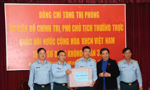 Phó Chủ tịch thường trực Quốc hội Tòng Thị Phóng thăm Sư đoàn Không quân 372