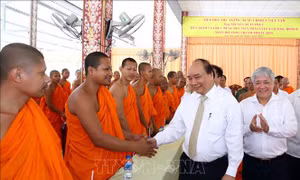 Thủ tướng thăm, chúc Tết Chôl Chnăm Thmây tại Học viện Phật giáo Nam tông Khmer