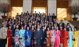Thủ tướng Nguyễn Xuân Phúc gặp gỡ các kiều bào dự chương trình Xuân Quê hương