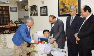 Thủ tướng Nguyễn Xuân Phúc thăm, chúc Tết một số nhà khoa học lão thành tại Hà Nội