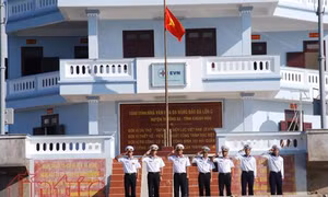 Phút chia tay lưu luyến của các chiến sĩ Trường Sa hoàn thành nhiệm vụ trở về đất liền