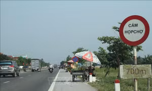 Có biển cấm vẫn bán hàng trên Quốc lộ 1A, đoạn qua Hà Tĩnh