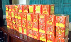 Bắt quả tang vận chuyển 66 kg pháo lậu từ Lào về Việt Nam