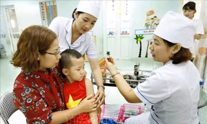 Hà Nội ráo riết ngăn chặn nguy cơ bùng phát bệnh sởi, tay chân miệng