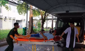 Máy bay quân sự đưa bệnh nhân liệt tứ chi từ Trường Sa về đất liền