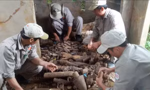 Gần 1.000 đầu đạn và bom các loại trong ngôi nhà hoang ở Khe Sanh