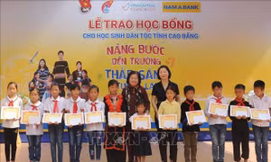 Tiếp sức học sinh dân tộc thiểu số đến trường