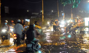 Trung Bộ và Tây Nguyên đề phòng lốc sét, Nam Bộ nguy cơ ngập lụt 