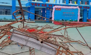Giàn giáo sân khấu bất ngờ đổ sập khiến nhiều người bị thương