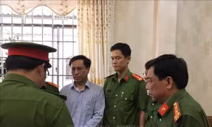 Bắt tạm giam Phó Chủ tịch và nguyên Chủ tịch UBND thành phố Trà Vinh
